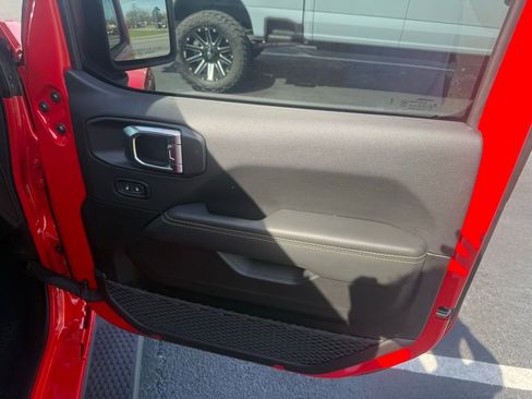 Used 2025 Jeep Wrangler Sahara AWD/4WD image 19