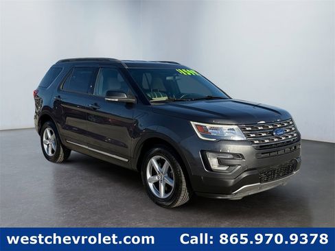 Used 2017 Ford Explorer XLT image 1