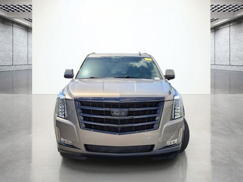 Used 2017 Cadillac Escalade Luxury AWD/4WD image 4