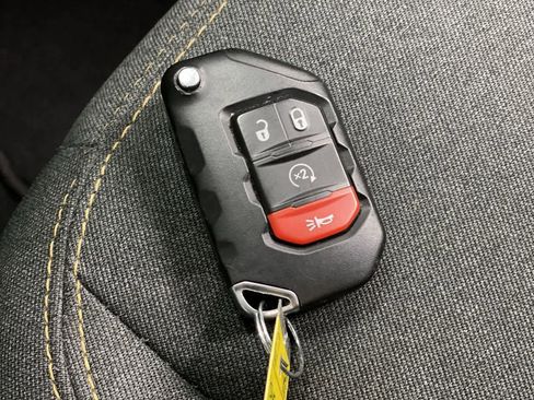 Used 2025 Jeep Wrangler Sahara image 28