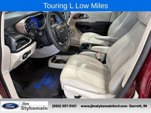 Used 2017 Chrysler Pacifica Touring-L w/ Tire & Wheel Group FWD image 4