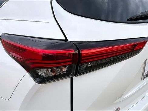 Used 2020 Toyota Highlander LE FWD image 28