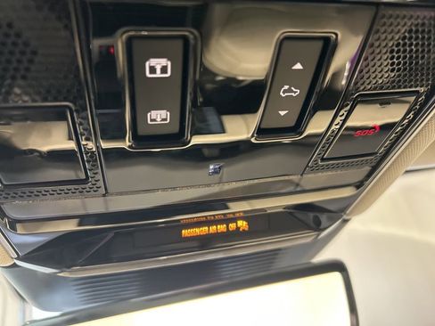 Used 2024 Land Rover Range Rover Long Wheelbase SE image 11