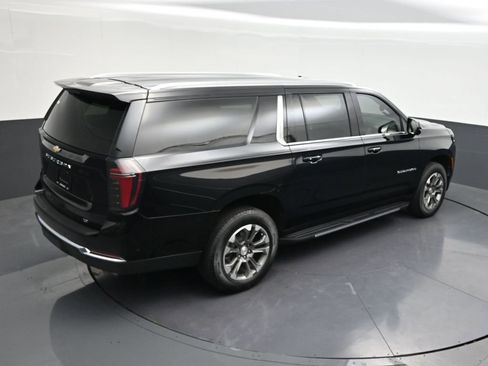 Used 2025 Chevrolet Suburban LT RWD image 21