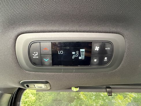 Used 2025 Chrysler Pacifica Limited FWD image 22
