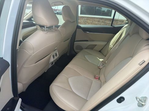 Used 2020 Toyota Camry XLE image 5
