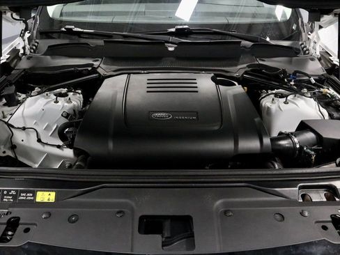 Used 2024 Land Rover Discovery S image 17