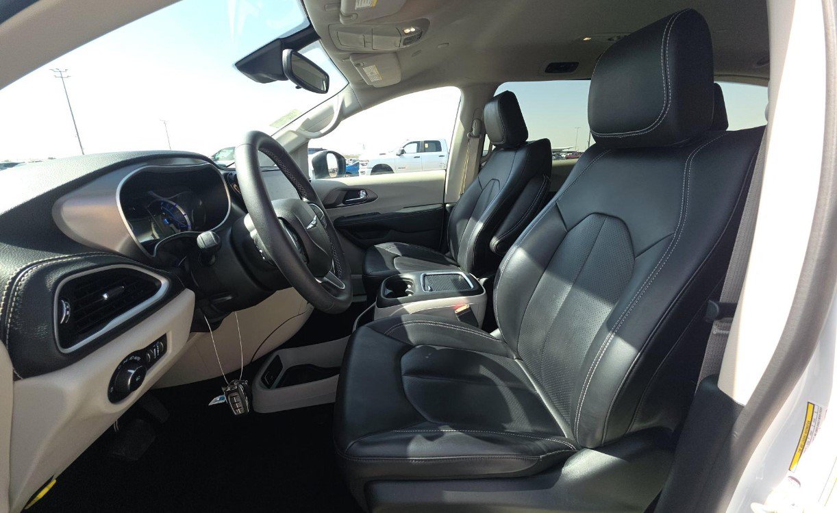 Used 2023 Chrysler Pacifica Touring-L FWD image 7