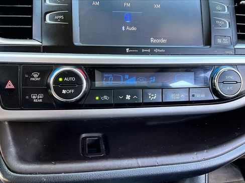 Used 2017 Toyota Highlander XLE image 24