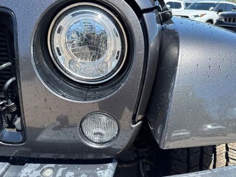 Used 2018 Jeep Wrangler Unlimited Sahara AWD/4WD image 9