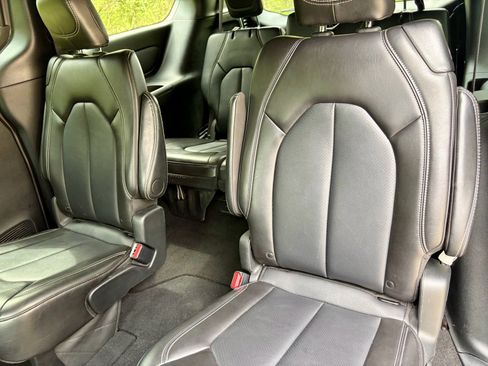 Used 2025 Chrysler Pacifica Select FWD image 21