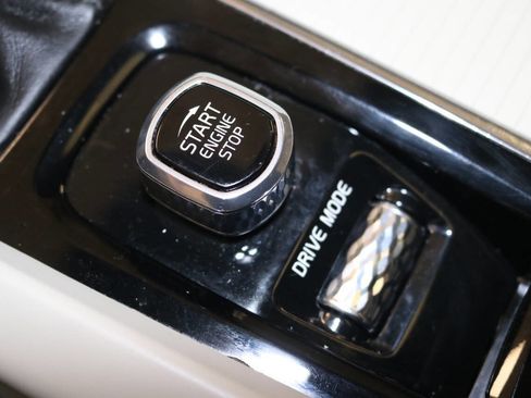 Used 2019 Volvo XC60 T5 Momentum w/ Premium Package image 37