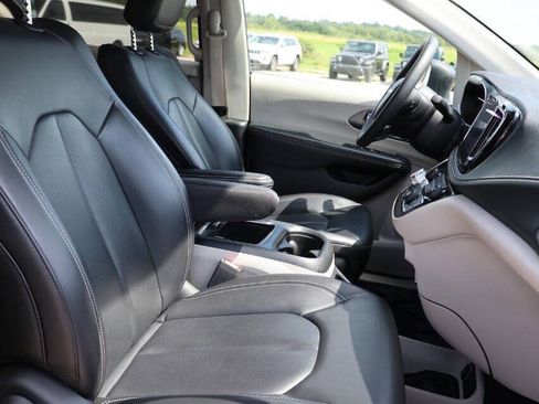 Used 2023 Chrysler Pacifica Touring-L FWD image 15