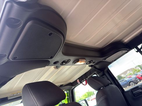 Used 2018 Jeep Wrangler Unlimited Sahara w/ Dual Top Group AWD/4WD image 24