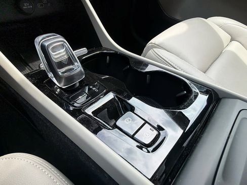 Used 2023 Volvo XC40 B5 Plus AWD/4WD image 30