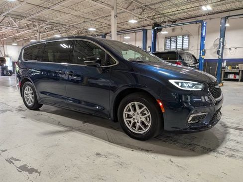Used 2025 Chrysler Pacifica Select FWD image 1