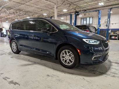 Used 2025 Chrysler Pacifica Select