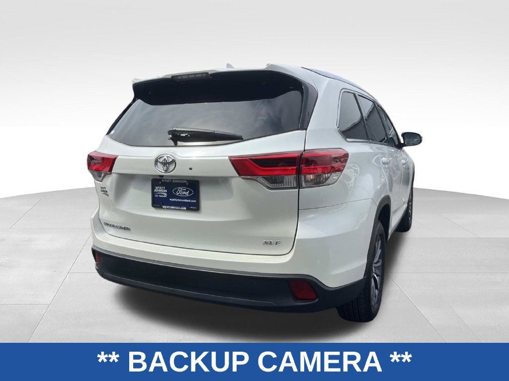 Used 2019 Toyota Highlander XLE FWD image 3