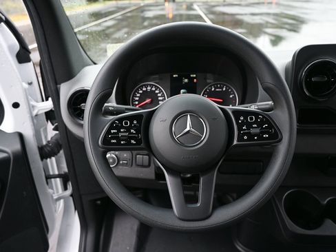 Used 2024 Mercedes-Benz Sprinter 2500 image 2