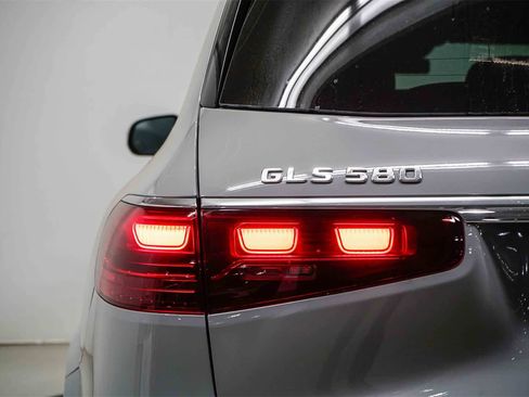 New 2026 Mercedes-Benz GLS 580 4MATIC image 9