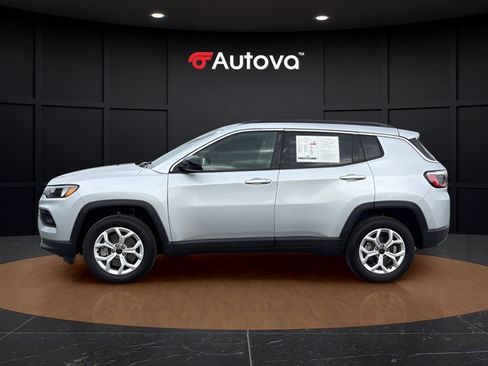 Used 2025 Jeep Compass Latitude AWD/4WD image 2