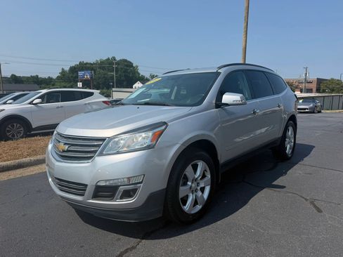 Used 2017 Chevrolet Traverse LT w/ Style and Technology Package FWD image 3