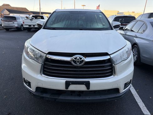 Used 2016 Toyota Highlander XLE image 2