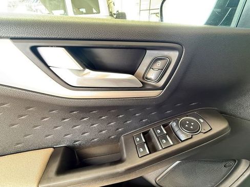 Used 2020 Ford Escape SE image 11