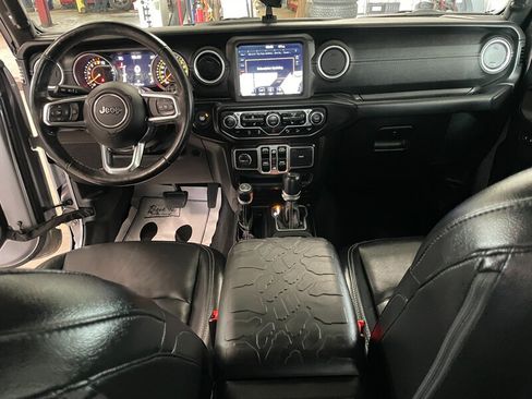 Used 2018 Jeep Wrangler Unlimited Sahara w/ Uconnect 4C Nav & Sound Group AWD/4WD image 9
