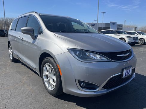 Used 2017 Chrysler Pacifica Touring-L w/ Tire & Wheel Group image 7