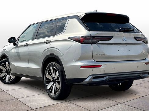 New 2025 Mitsubishi Outlander SE image 3