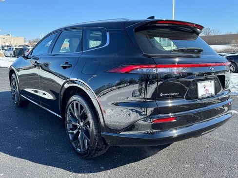 Used 2025 Toyota Crown Signia Limited image 9