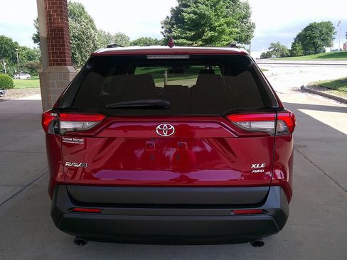 Used 2019 Toyota RAV4 XLE Premium w/ Cold Weather Package AWD/4WD image 6