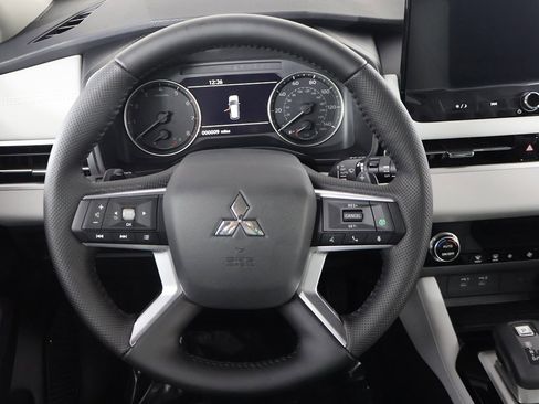 New 2025 Mitsubishi Outlander SE image 39