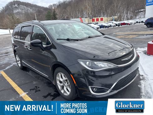 Used 2020 Chrysler Pacifica Touring-L image 3