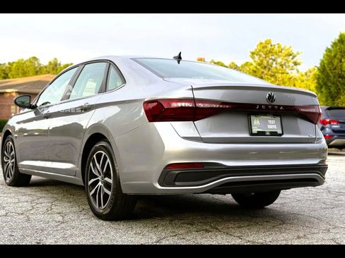 Used 2025 Volkswagen Jetta SE image 23