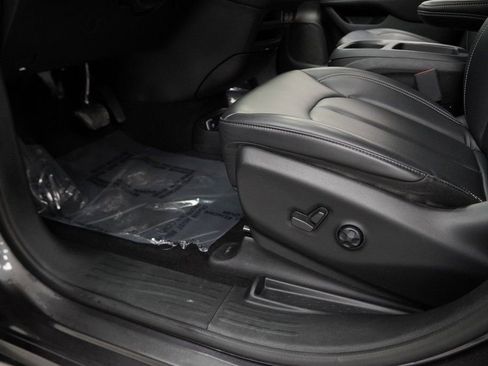 Certified 2023 Chrysler Pacifica Touring-L w/ S Appearance Package image 39