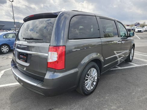 Used 2016 Chrysler Town & Country Touring-L image 18