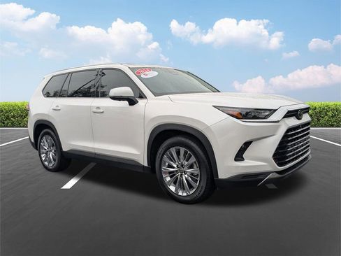 Used 2024 Toyota Grand Highlander AWD image 2