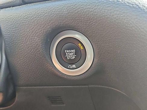 Used 2024 Chrysler Pacifica Limited FWD image 32