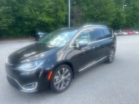 Used 2017 Chrysler Pacifica Limited FWD image 1
