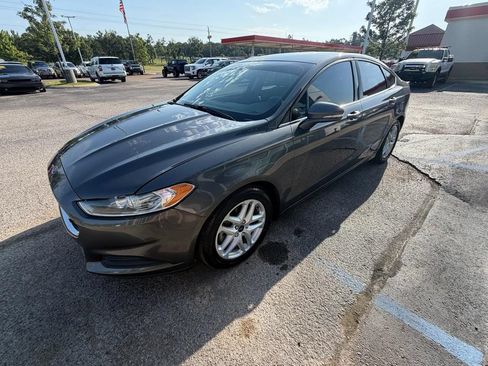 Used 2015 Ford Fusion SE FWD image 3