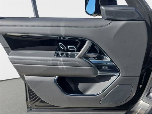 Certified 2025 Land Rover Range Rover SE image 28