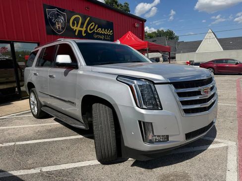 Used 2019 Cadillac Escalade Luxury RWD image 5