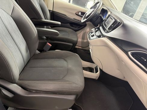 Used 2017 Chrysler Pacifica LX FWD image 24