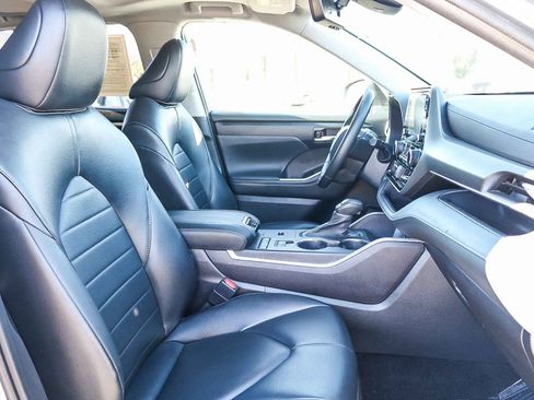 Certified 2022 Toyota Highlander XLE image 17