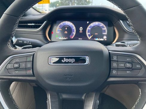 Used 2025 Jeep Grand Cherokee Limited w/ Luxury Tech Group II RWD image 21