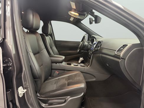 Used 2020 Jeep Grand Cherokee Altitude RWD image 12