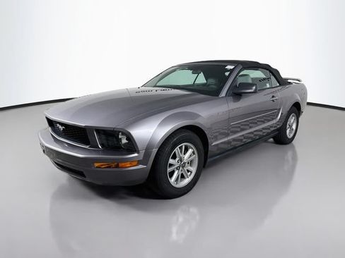 Used 2006 Ford Mustang Convertible RWD image 3