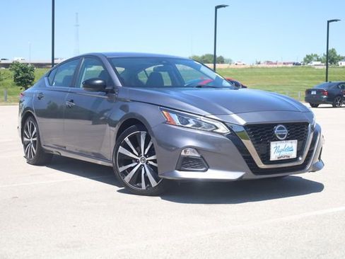 Used 2020 Nissan Altima 2.5 SR w/ Premium Package FWD image 2